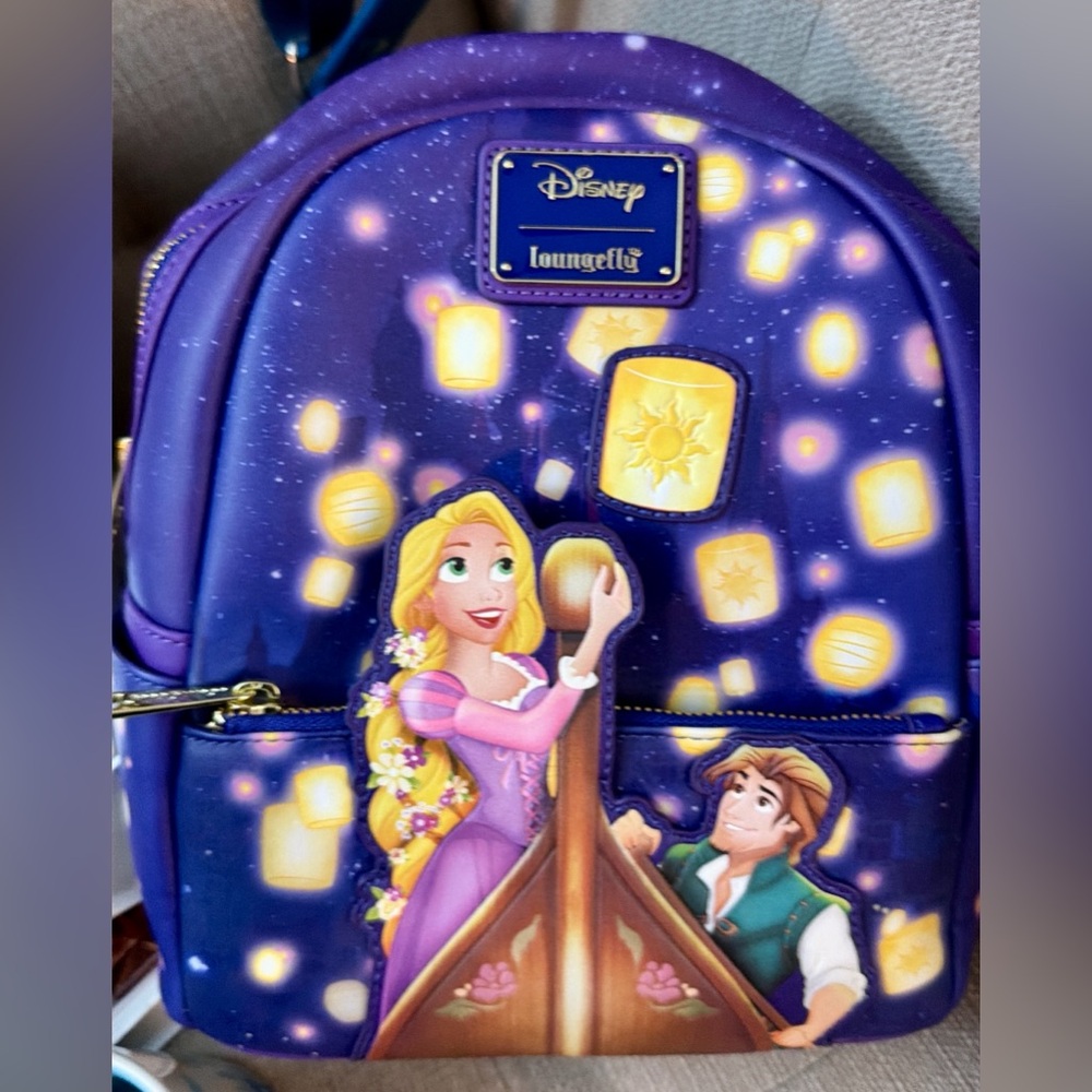 Disney’s Tangled 
Rapunzel & Flynn Rider 
Lantern 
Light Up 
Mini
Backpack